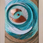 Viera-Cernakova-Expanzia-Individualna-textilna-technika-napnute-lanove-platno-na-drevenom-rame-pouzitie-roznych-druhov-spagatu-med-medene-nite-a-priadza